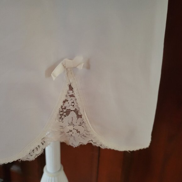 Vintage Warners White Slip Dress 36 W/ Lace Details & Adjustable Straps - Picture 7 of 11